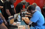 Una cinquantena de persones coneixen de prop a Gil Matamala en una presentació literària a Ripollet -Imatge 4-