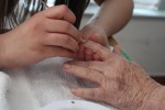 Les alumnes del PFI de Perruqueria i Estètica realitzen pràctiques al Centre de Dia de Can Vargas -Imatge 2-