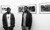 Joan Vera i Eduard Alegre, membres d'AFOCER, mostren a les seves fotos el dia a dia dels immigrants -Imatge 4-