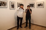 Joan Vera i Eduard Alegre, membres d'AFOCER, mostren a les seves fotos el dia a dia dels immigrants -Imatge 5-