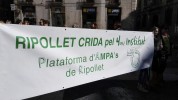 La comunitat educativa es manifesta contra el tancament d'aules i la massificació   -Imatge 3-