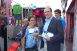 El diputat del PP Daniel Serrano visita el mercat setmanal en el marc de la precampanya electoral -Imatge 2-