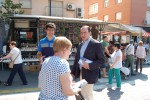 El diputat del PP Daniel Serrano visita el mercat setmanal en el marc de la precampanya electoral -Imatge 4-