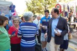 El diputat del PP Daniel Serrano visita el mercat setmanal en el marc de la precampanya electoral -Imatge 5-