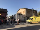 Un accident d'un camió d'escombraries causa dos ferits lleus i danys a la façana de la Pizzeria Egi -Imatge 3-