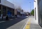 Un incendi crema tres naus industrials i provoca una gran fumera -Imatge 2-