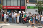 Protesta per les preferents davant les entitats bancàries de Ripollet -Imatge 4-