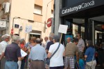 Protesta per les preferents davant les entitats bancàries de Ripollet -Imatge 5-