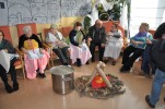 Desenes de persones visiten el pessebre vivent dels usuaris del Centre de Dia Can Vargas -Imatge 5-