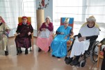 Desenes de persones visiten el pessebre vivent dels usuaris del Centre de Dia Can Vargas -Imatge 2-