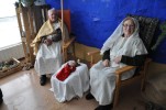 Desenes de persones visiten el pessebre vivent dels usuaris del Centre de Dia Can Vargas -Imatge 3-