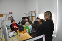 Desenes d'alumnes visiten la ràdio -Imatge 3-
