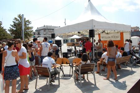 El Sant Jordi a la Rambla comptarà amb ràdio cara al públic i una recollida d'aliments per a Càritas -Imatge 1-