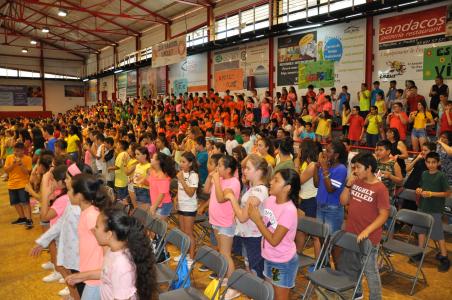 Escolars i mestres estrenen 'Cantem junts' a la 10a Cantata amb 500 cantaires -Imatge 1-