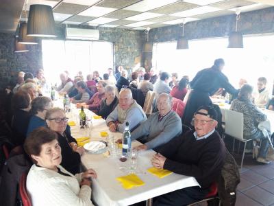 Desenes de persones participen en el dinar de germanor del dinovè aniversari del Centro Aragonés -Imatge 1-