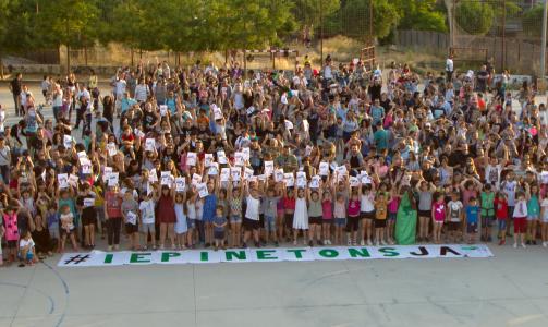L'escola Els Pinetons comença el curs amb una 'performance' per reclamar l'institut -Imatge 1-