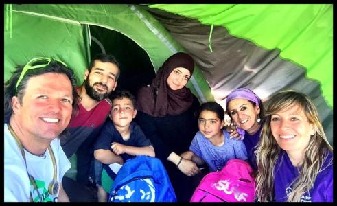 Sopar solidari amb l'ONG Ajudem, Ayudamos, Help que dóna suport als infants refugiats -Imatge 1-