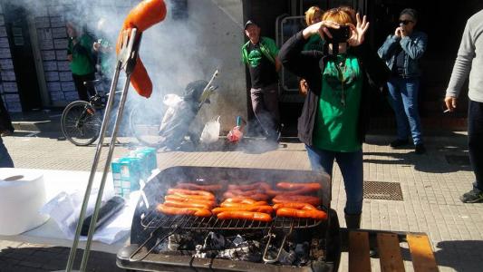'Xoriçada' de la PAH davant un banc per renegociar dues hipoteques de famílies de Ripollet -Imatge 1-