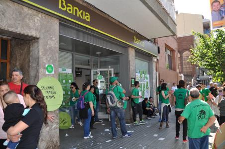 Acció de protesta de la PAH davant l'oficina de Bankia de la Rambla Sant Jordi -Imatge 1-