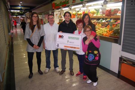 Els paradistes del Mercat donen els diners recaptats amb la venda dels calendaris solidaris -Imatge 1-