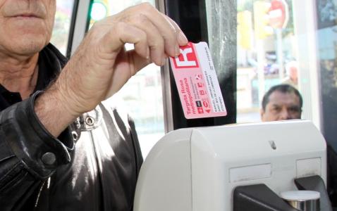 El PSC torna a demanar al govern local la Targeta Rosa del transport  -Imatge 1-