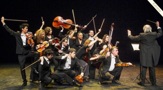 Música i humor al Teatre Auditori del Mercat Vell amb l'Orquestra de Cambra de l'Empordà -Imatge 1-