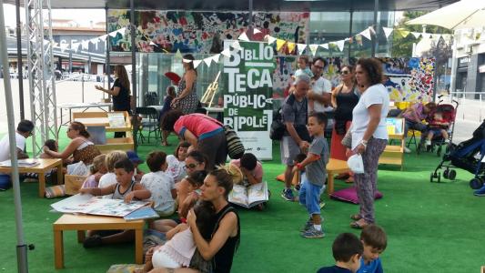 La Biblioteca instal·la l'Espai del petit lector a la plaça de Pere Quart a la #FMRipollet -Imatge 1-