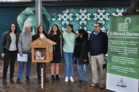 Entra en funcionament Llibres Lliures, la xarxa d'intercanvi de llibres de Ripollet -Imatge 1-