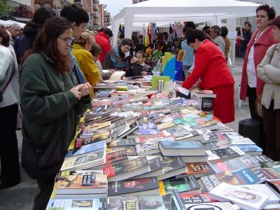 Més de 40 entitats participen diumenge al Sant Jordi a la Rambla -Imatge 1-