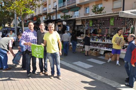 L'Associació de Paradistes i l'Ajuntament reparteixen gratuïtament 3.000 bosses de la compra -Imatge 1-