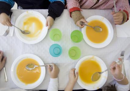 Serveis Socials rep la sol·licitud de beques de 664 alumnes per al curs 2017-2018 -Imatge 1-