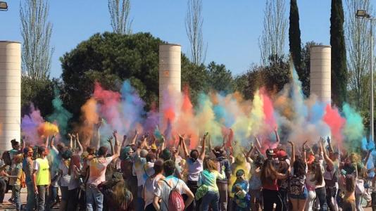 Desenes de persones participen en el holi diün del Centre d'Esplai La Gresca -Imatge 1-