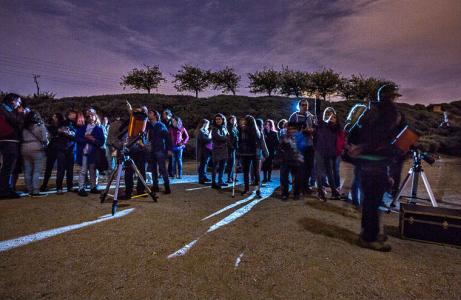 Mirant el cel: Estels i planetes des del parc dels Pinetons -Imatge 1-
