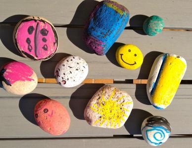 Els més petits pinten les seves pedres imaginàries a la #FMripollet16 -Imatge 1-