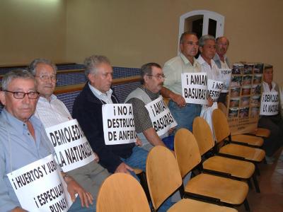 Els veïns que exploten els horts al costat del Molí d´en Xec denuncien abocaments i pressions -Imatge 1-