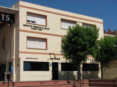 Comença la matriculació dels cursos del Centre de Formació d'Adults Jaume Tuset -Imatge 1-