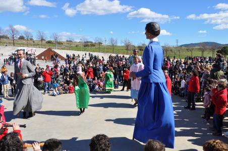 Els Gegants de Ripollet apadrinen la gegantona d'Els Pinetons, en el 10è aniversari de l'escola -Imatge 1-