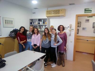Les alumnes del PFI de Perruqueria i Estètica realitzen pràctiques al Centre de Dia de Can Vargas -Imatge 1-