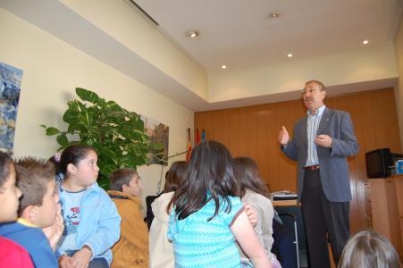 Els nens i nenes de Ripollet aprenen com funciona l'Ajuntament -Imatge 1-