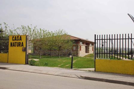Alumnes del Sant Gabriel treballen la jardineria a la Casa Natura -Imatge 1-
