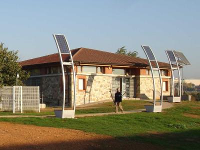 S'instal·len fanals alimentats amb energia solar al jardí de la Casa Natura -Imatge 1-