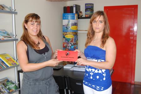Patricia Juventeny recull els bitllets del seu viatge a Menorca  -Imatge 1-