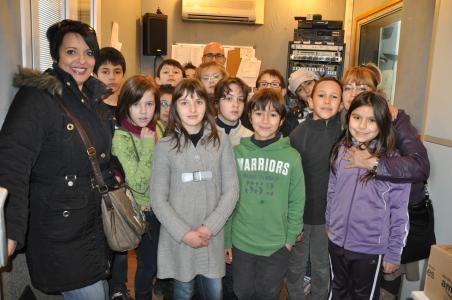 Desenes d'alumnes visiten la ràdio -Imatge 1-
