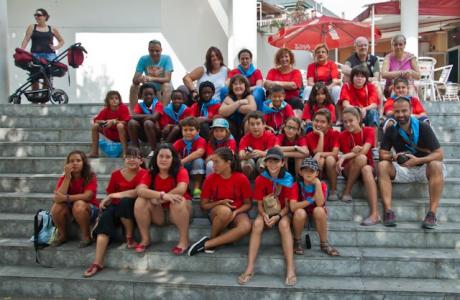 Els més petits s'acosten a la fotografia de la ma de l'AFOCER -Imatge 1-