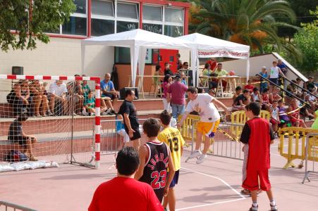 Obertes les inscripcions per a les activitats de bàsquet, handbol i tennis taula de la Festa Major -Imatge 1-