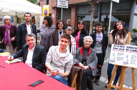 La presència dels escriptors al Racó de les lletres locals genera força expectació -Imatge 1-