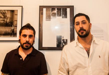 Joan Vera i Eduard Alegre, membres d'AFOCER, mostren a les seves fotos el dia a dia dels immigrants -Imatge 1-