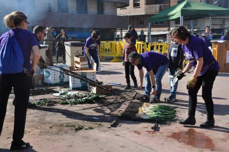 L'Aresta celebra el seu 1r aniversari amb una calçotada popular -Imatge 1-