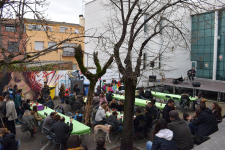 El pati del Casal de Joves s'omple en la presentació de L'Aresta -Imatge 1-