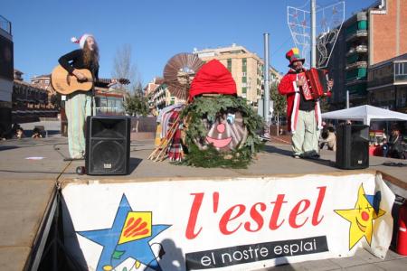 L'Estel omple la plaça de Pere Quart amb el Caga Tió -Imatge 1-
